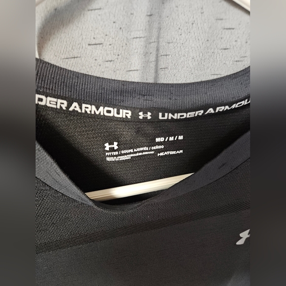 2 Pack - Under Armour Seamless Shirts - Picture 3 of 5
